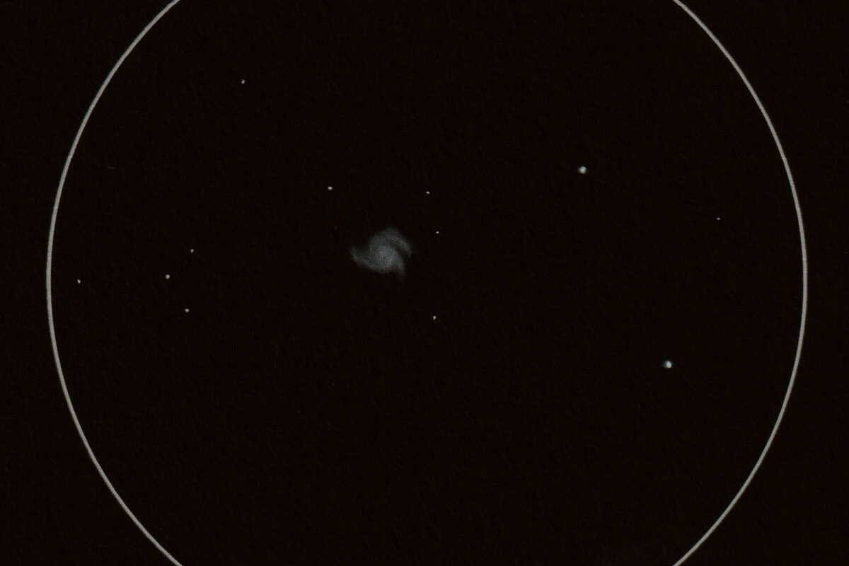 M 99 – Ich kann Spiralarme sehen! Die Coma-Feuerrad-Galaxie (Zeichnung)