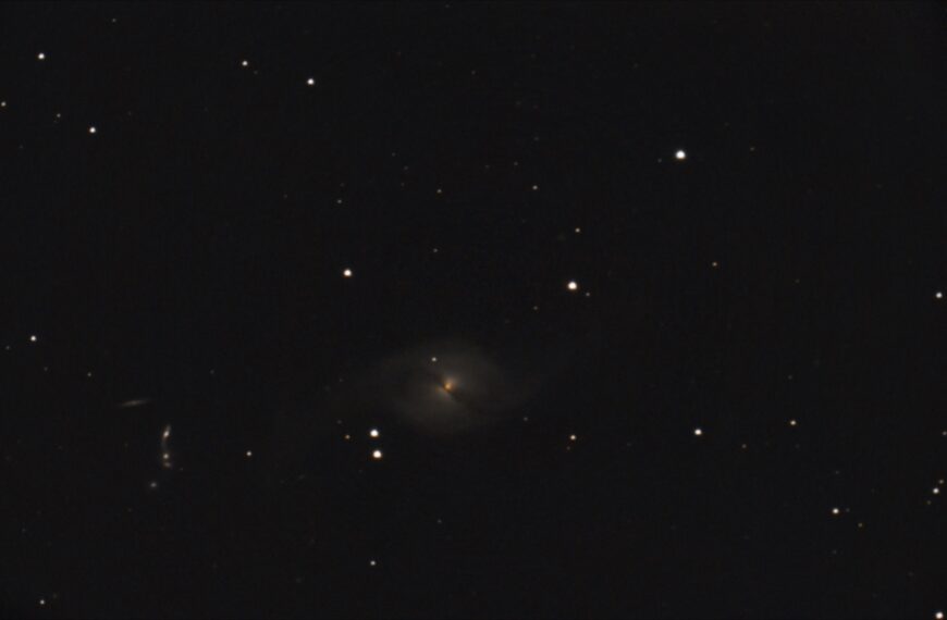 NGC 3718 – Viel Ausschuss in der Irregulären Galaxie